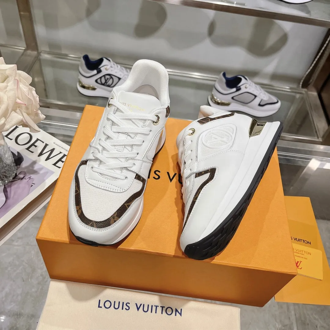[L Family] P: 760💰Size 35-42 for women, 39-46 for men, (41.42 for women, 45.46 for men, customized) .LV Donkey Brand 🔥🔥LOUIS VUITTON Louis Vuitton's official website synchronizes the 2025 autumn and winter couple's models, which are now on the market, this Neo Run Away sneakers are inspired by running shoes, integrating LV's iconic must-have shoes into the trend. This version is a 1:1 replica of the original version. It is made of two-tone calfskin to highlight its simple lines and unique wedge outsole. Key details include the LV initials on the side and an engraved gold heel stabilizer on the back plus a 2cm hidden insole.